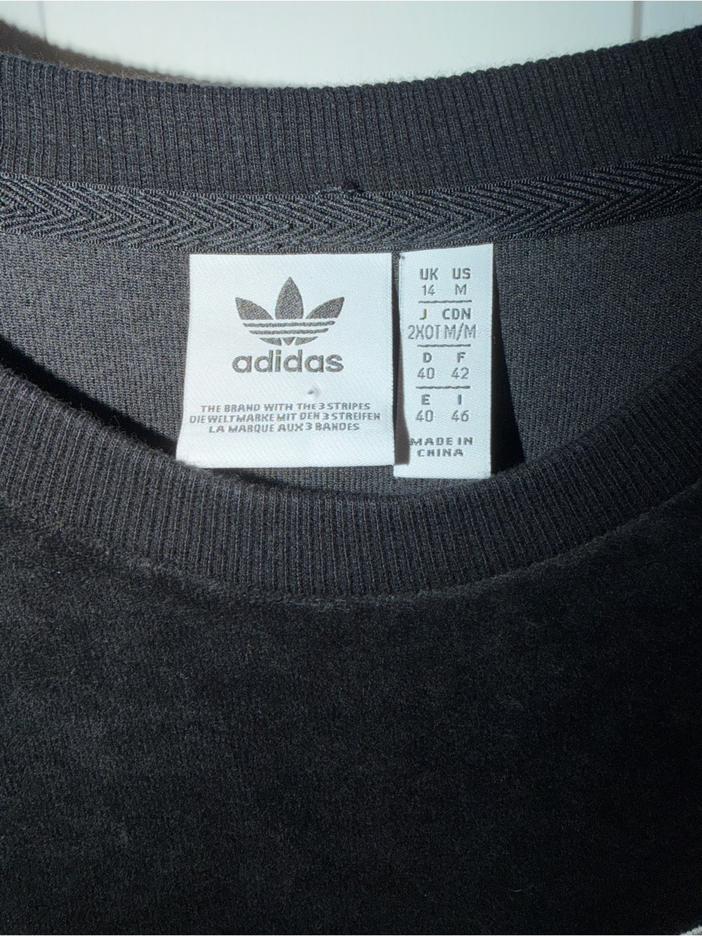 Adidas Originals Heart Shaped Patch Velour
Tee Size Medium Black Flutter Sleeves - Picture 3 of 9